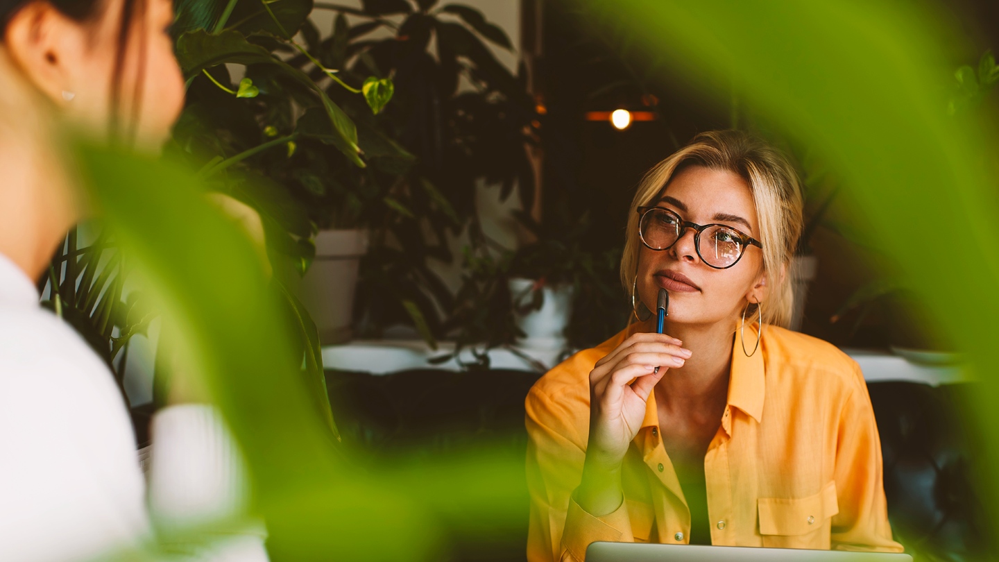 Due colleghe di Instilla
  lavorano insieme al pc