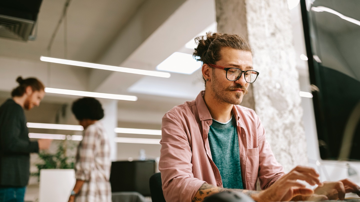 Due colleghi di Instilla
  lavorano insieme al pc