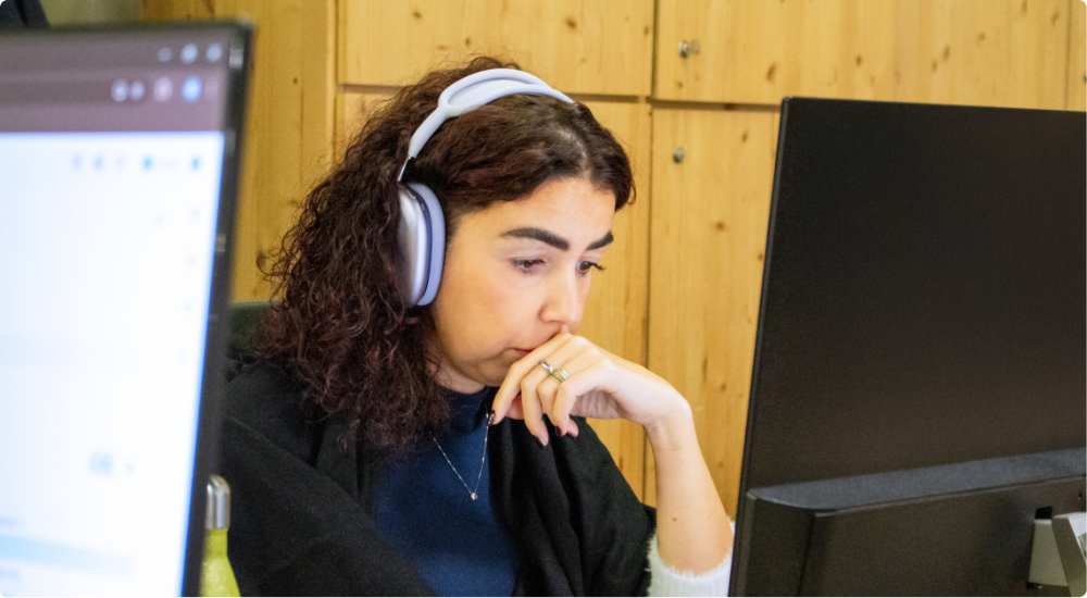 persona che lavora al pc