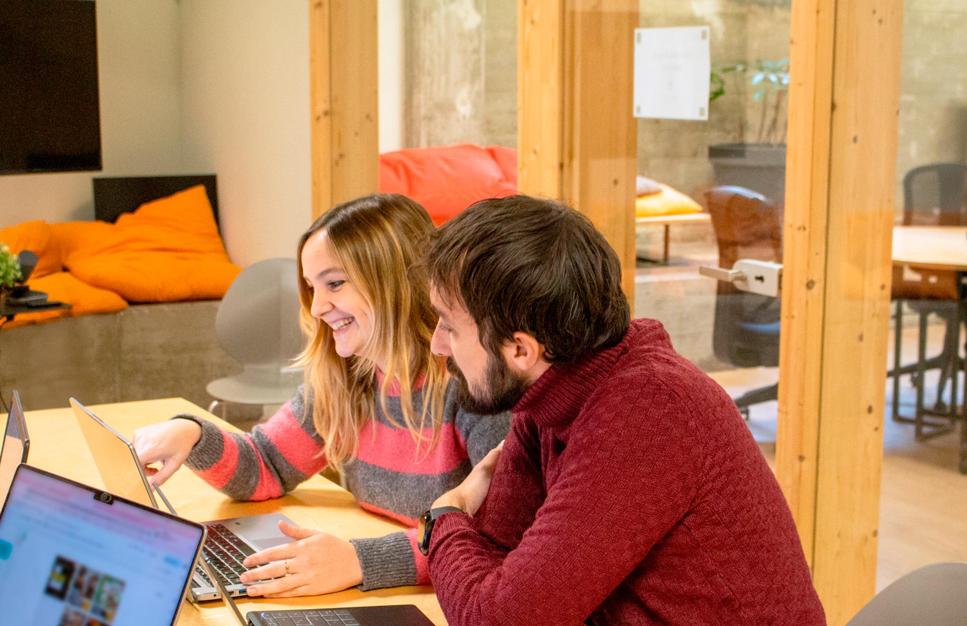 Due colleghi di Instilla lavorano insieme al pc
