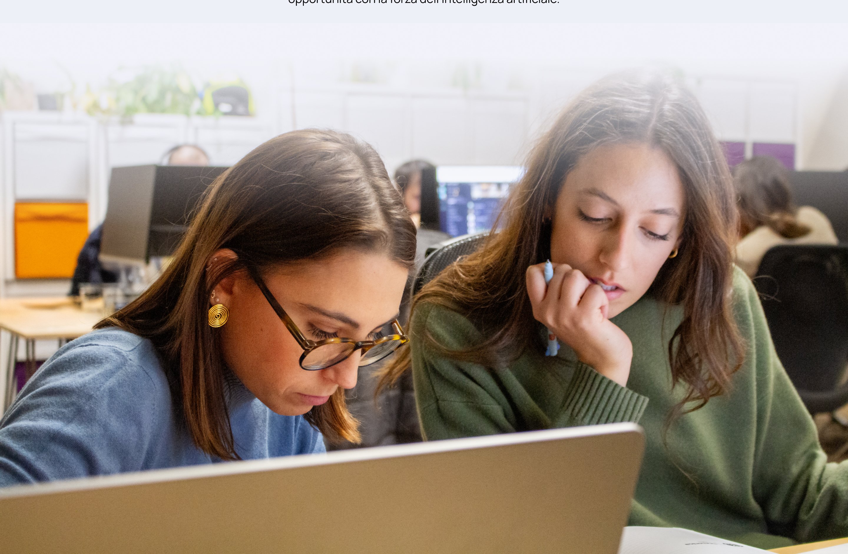 Due colleghe di Instilla
  lavorano insieme al pc